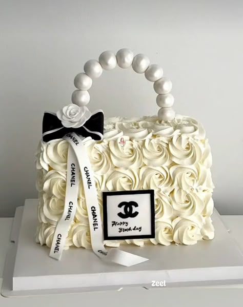 Girly Cakes Birthday, Travel Cake Ideas Birthdays, Fashion Theme Cake, Bag Cake Design, Fairytale Cake, Chanel Birthday Cake, Birthday Decors, Cake For Mom, Birthday Cake Write Name