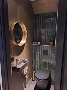 Small Green Toilet, Dark Toilet Room Ideas, Maximalist Downstairs Toilet, Small Toilet Interior, Downstairs Toilet Ideas Green, Green Black Gold Bathroom, Dark Green Toilet, Small Wc Design Toilet Room, Black Toilet Room