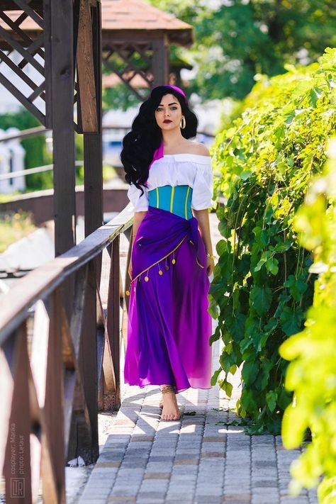 Esmeralda - O corcunda de Notre-Dame Zombie Costume Women, Esmeralda Costume, Esmeralda Cosplay, Esmeralda Dress, Makeup Zombie, Zombie Halloween Costumes, Cosplay Disney, Baby Kostüm, Hunchback Of Notre Dame