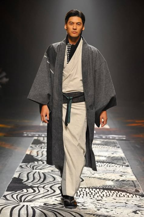 The newest line of Japanese kimono at Mercedes-Benz Fashion Week TOKYO's by JOTARO SAITO for 2016 autumn and winter! Animated Princess, Tokyo Winter, Princess Tower, Japanese Style Clothing, Japanese Mens Fashion, Hippy Style, Modern Kimono, Fashion Japanese, Tokyo Fashion Week