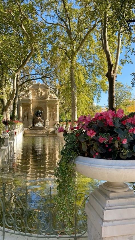 Paris Parks And Gardens, Garden In Paris, Spring In Paris Aesthetic, Paris Spring Aesthetic, France In Spring, Flowers In Paris, Paris Gardens, Vintage Paris Aesthetic, Paris France Aesthetic