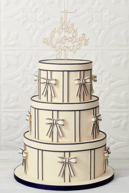 We reached out to a handful of Toronto’s favourite cake designers to share some of their favourite 2017 wedding cakes with us! See the photos here. Luxurious Cake Design, Wedding Cake White And Black, Art Deco Cake, White Cakes, Pecan Cake, Tiered Cake, Chocolate Wedding Cake, Wedding Cake Decorations, Just Cakes