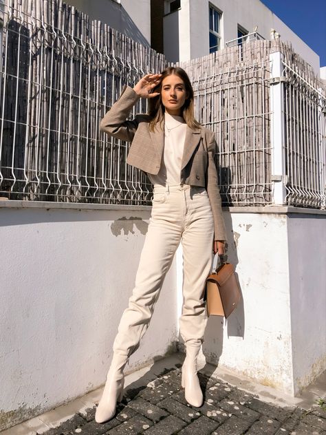 Cream Monochrome Outfit, Beige Monochrome Outfit, Taupe Outfit, Tan Outfit, Monochromatic Fashion, Monochromatic Outfit, Beige Outfit, Monochrome Outfit, Elegant Outfits