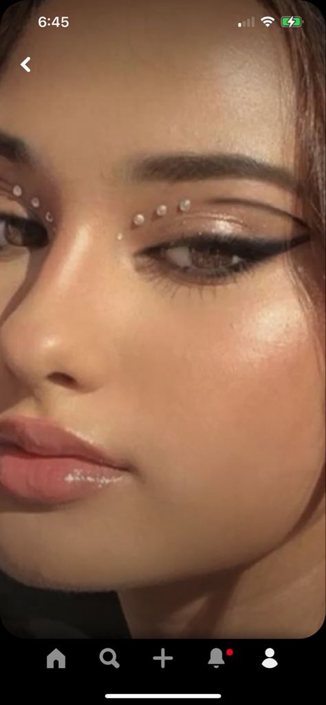 Hollywood Hoco Makeup, Eye Looks With Pearls, Pearl Eye Makeup Aesthetic, The 1975 Makeup, White Swan Makeup Aesthetic, Black Fairy Makeup Halloween, Black Swan Makeup Aesthetic, White Swan Eye Makeup, Halloween Black Angel Makeup