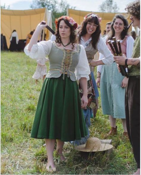 Hobbit Party Costume, Hobbit Dress Pattern, Women Hobbit Costume, Hobbit Girl Costume, Women Hobbit Cosplay, Hobbit Cosplay Female, Female Hobbit Costume, Hobbitcore Wedding, Hobbit Attire