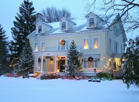 15 Best Romantic (Weekend) Getaways in Ohio - Page 9 of 15 - The Crazy Tourist Dental Moulding, Victorian Remodel, Character Homes, Georgian Manor, Cozy Lighting, Outdoor Window, Large Hallway, Romantic Weekend Getaways, Side Porch