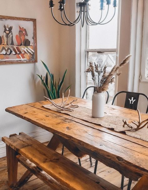 Rustic Farmhouse Dining Simple Dining Room Ideas, Rustic Chic Dining Room, Distressed Wood Table, Rustic Farmhouse Dining Room, Dark Wooden Table, Solid Oak Table, Classic Dining Room, Traditional Dining Rooms, Rustic Aesthetic