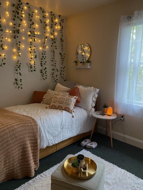 Vintage Dorm Room Ideas Minimalist, Hostel Room Aesthetic, College Dorm Room Ideas Aesthetic, Dorm Room Bed, Luxury Dorm Room, Small Dorm Room, Dream Dorm Room, Boho Dorm Room, Small Dorm