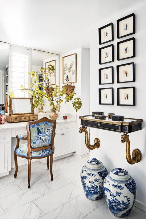 Peek into This Sophisticated, Maximalist Turtle Creek Apartment - D Magazine Southern Style Interior Design, Southern Maximalist Decor, Elegant Eclectic Decor, Traditional Maximalist Decor, Sophisticated Maximalist, Vestibule Entree, Hollywood Regency Interior Design, Chinoiserie Bathroom, Eclectic Elegance