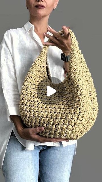 Raffia Bag Pattern, Crochet Hobo Bag, Bags Crochet, Fun Crochet, Crochet Fashion Patterns, Raffia Bag, The Message, Yarn Crafts, Crochet Fashion