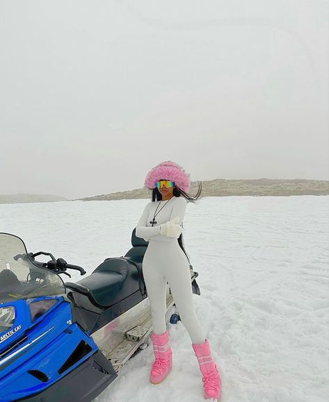 Snow Fits Black Women, Skiing Outfit Black Women, Ski Trip Aesthetic Black Women, Vail Ski Outfits, Ski Outfit Black Women, Black Ski Trip, Ski Festival Outfits, Snowboarding Picture Ideas, Ski Trip Black Women