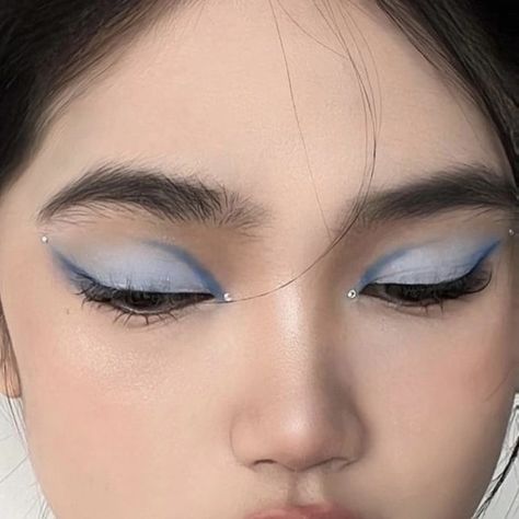 Makeup Ideas Blue, Mermaid Eye Makeup, Ice Makeup, Makeup Ojos, Angel Core, Makeup Eye Shadow, Inspo Makeup, Mermaid Core, Cute Eye Makeup