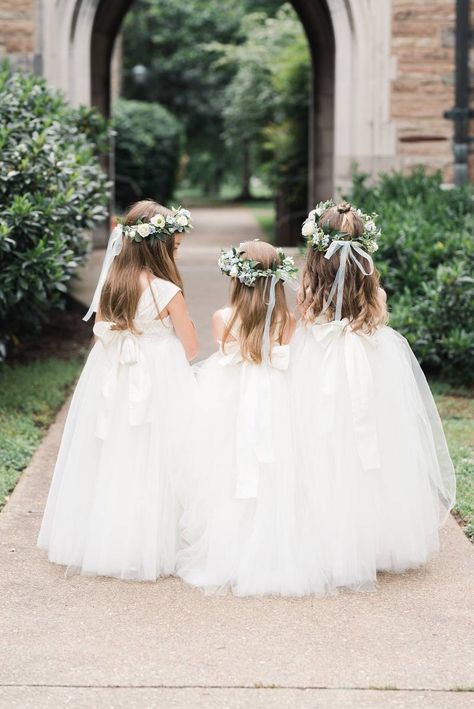 Wedding Photo Ideas Daughter, Flowergirl Wedding Pictures, Bride And Flower Girl Portrait, Wedding Photo Ideas Bride And Flowergirl, Flowergirl Bride Photos, Multiple Flower Girls Ideas, Flower Girl Photoshooting, Flower Girl Photoshooting Ideas, Bride And Flowergirl Picture