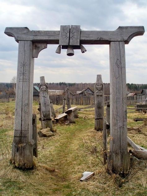 Totem poles of Udmurtia. Udmurt Republic, Russia. Arte Art Deco, Slavic Paganism, Viking House, Viking Village, Totem Poles, Sacred Places, Tokio Hotel, Environment Design, Medieval Fantasy