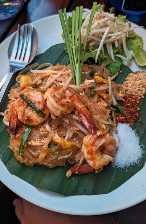 Best Thai Dishes | 21 Best Foods To Try In Thailand Thailand Breakfast, Thailand Dessert, Thai Lunch, Thailand Street Food, Traditional Thai Food, Thai Food Menu, Food Thailand, World Street Food, Thailand Shopping