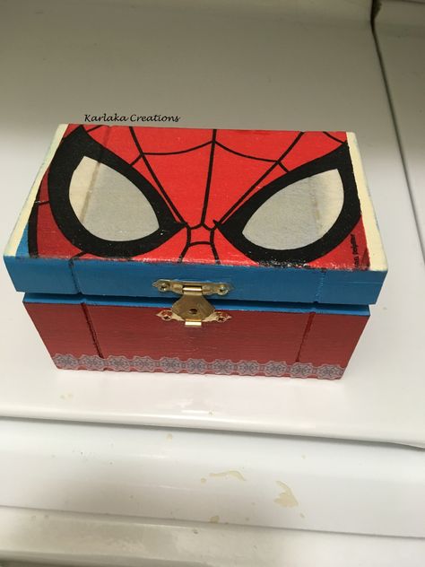 Painted Box Ideas For Boyfriend, Spider Man Box Gift, Painted Shoebox Ideas, Memory Box Painting Ideas, Shoe Box Painting Ideas, Memory Box Ideas Diy Paint, Spiderman Gift Basket, Freshman Memory Box Ideas, Shoe Box Art