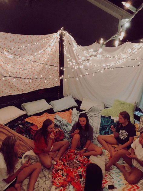 37 Super Fun Trampoline Sleepover Ideas Sleepover Room, Girl Sleepover, Fun Sleepover Ideas, Sleepover Things To Do, Fotos Goals, Best Friend Photos, Cute Friend Pictures, Summer Plans, Summer Goals