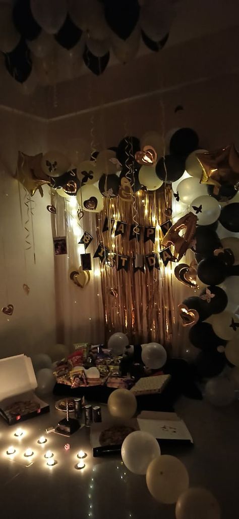 Golden black theme 19 Golden Birthday Ideas, Black Golden Theme Decoration, Black And Gold Party Decorations Simple, Golden Theme Birthday Decor, Gold Black Party Theme, Black White And Gold Theme Party, Gold And Black New Years Party, Black And Golden Birthday Theme, Black And Gold Birthday Aesthetic