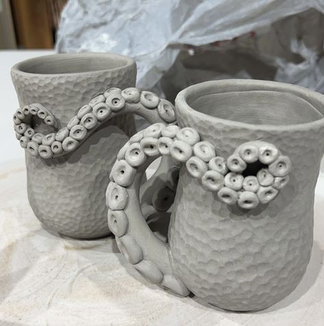 Cool Clay Mugs, Mugs Ceramic Ideas, Ceramics Mugs Ideas, Interesting Pottery Ideas, Mug Ideas Ceramics, Coil Pottery Ideas Unique, Creative Mugs Ceramics, Unique Mugs Pottery, Coil Projects Ceramics