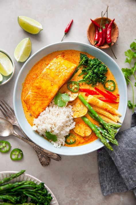 Yellow Curry Salmon, Salmon Curry Bowl, Thai Curry Salmon, Curry Salmon Recipes, Salmon Bowl Recipe, Curry Broth, Curry Salmon, Thai Yellow Curry, Salmon Curry