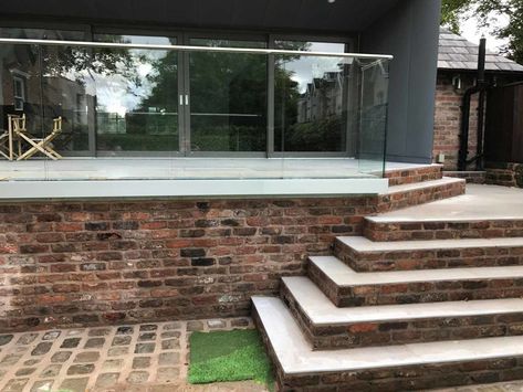 Extension Patio, Balustrade Ideas, Apartment Patio Gardens, Bungalow Extensions, Patio Railing, Raised Patio, Patio Steps, Patio Deck Designs, Back Garden Design