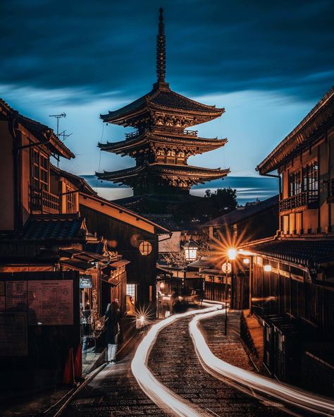 A street in Kyoto Japan at night http://ift.tt/2j4MGKq Kyoto Aesthetic, Background Studies, Japan Places, Environment References, City Aesthetics, Kyoto Temple, Pagoda Temple, Beautiful Places In Japan, Japan Temple