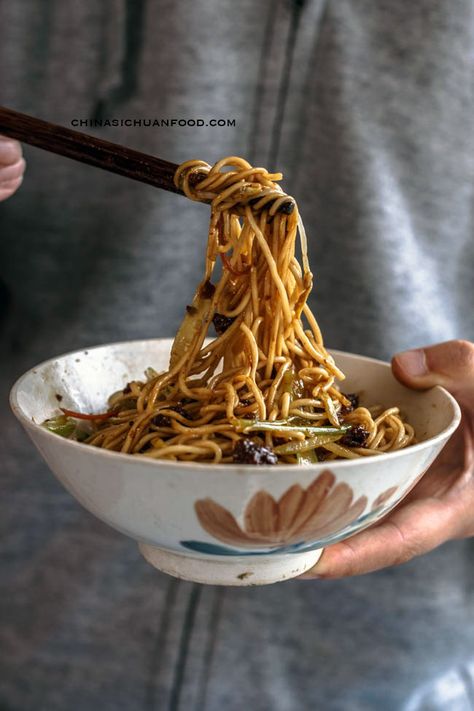 Zha Jiang Mian—Minced Pork Noodles - China Sichuan Food Chinese Food Recipes, Sichuan Food, Pork Noodles, Asian Recipe, Asian Noodle Recipes, Minced Pork, Best Chinese Food, Mapo Tofu, Taiwanese Food