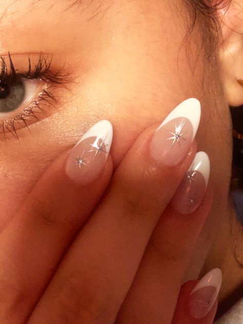 White French Tip Acrylic Nails Almond With Design, Simple New Years Nails Almond, Almond Nails With Star Design, Almond Nails Designs Winter Natural, Cute Nail Ideas For New Years, Winter Nails Acrylic Almond Short, Acrylics With Star Design, Simple Xmas Nails Almond, Christmas French Tips Almond