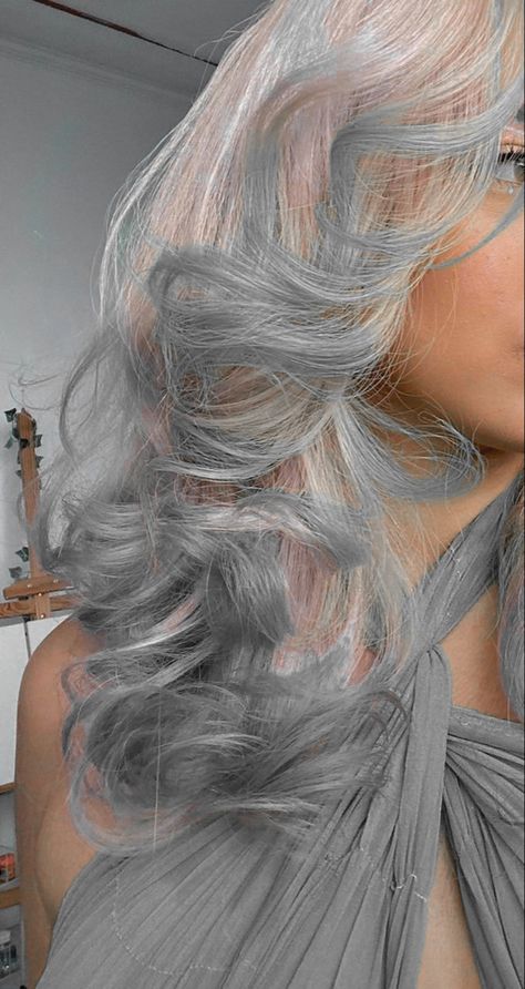 Platinum Blonde With Pastel Highlights, Cute Short Hair Color Ideas, Hair Inspo Color Cool Tone, Blonde And Dyed Hair, Hair Dye Ideas Pale Skin, Moonstone Hair Color, White Hair Dye Ideas, White Hair With Blue Tips, Pigeon Hair Dye