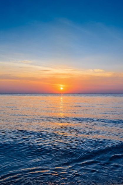 Sunset Ocean Photography, Sea Reference, Sunset On Ocean, Sunset Over Ocean, Fabric Moodboard, Sunset Over Water, Ocean Sunsets, Sea Scenery, Sky And Ocean