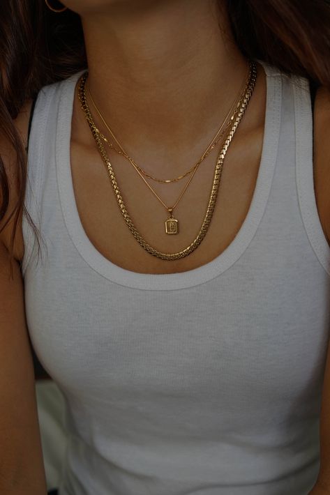 Simple Stacked Necklaces, Italy Gold Jewelry, Layered Gold Chains Aesthetic, Trendy Gold Tarnish-resistant Chain Necklace, Chic Gold-tone Chain Layered Necklace, Chic Luxury Gold-tone Chain Necklace, Luxury Gold-tone Tarnish-resistant Chain Necklace, Italian Gold Jewelry, Gold Necklace Women