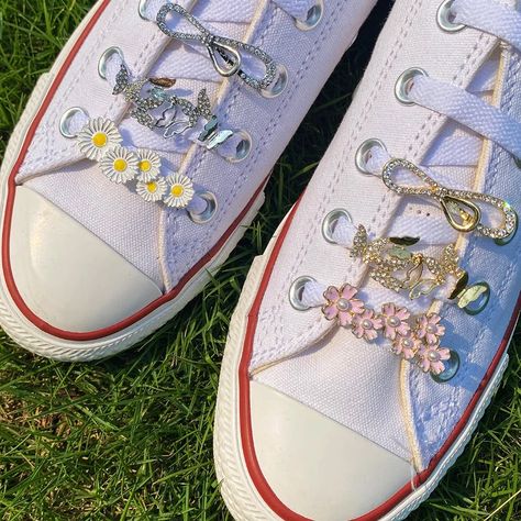 Charms On Shoe Laces, Converse Charms, Shoe Lace Charms, Shoelace Charms, Lace Charms, Types Of Clothing Styles, Shoe Wishlist, Flower Shoes, Personalized Shoes