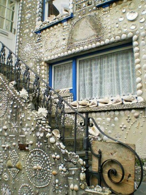 I want this on my house by the beach Polperro Cornwall, Art Coquillage, Shell House, Shell Mosaic, West England, Casa Country, She Sells Seashells, Shell Decor, Mermaid Inspired