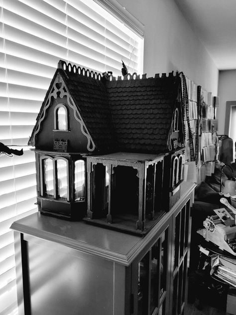 An easy Halloween project, make this fun DIY Haunted Dollhouse! #halloweencrafts #easycrafts #spookydecor Diy Haunted House Dollhouse, Diy Haunted Dollhouse Ideas, Haunted Dollhouse Diy Ideas, Doll House For Boys, Spooky Outdoor Halloween Decor, Castle Dollhouse, Haunted House Diy, Dollhouse Halloween, Dollhouse Lighting