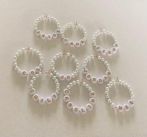 Charms For Wine Glasses, Pearls Bachelorette Party, Pearl Champagne Glasses, Wine Charms Diy, Wine Glass Rings, Ring Bachelorette Party, Bridal Shower White, Pearl Baby Shower, Pearl Bridal Shower