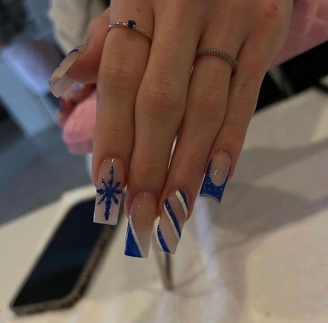 Dark Blue Christmas Nails Winter, Dark Blue Winter Nail Designs, Blue And White Christmas Nail Designs, White And Blue Nails Christmas, Dark Blue Nails Christmas, Christmas Nails White And Blue, Winter Christmas Nails Blue, Christmas Nails Acrylic Blue, Winter Blue Nails Acrylic