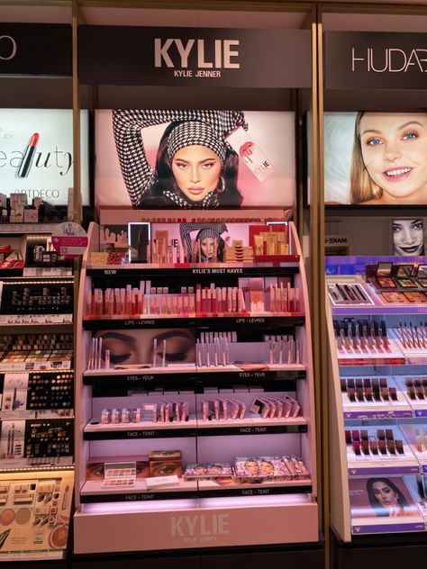 Kylie Cosmetics Store, Kylie King, Beauty Retail, Sabyasachi Collection, Facial Room, Kendall Jenner Instagram, Cartoon Makeup, Makeup Stand, Makeup Display