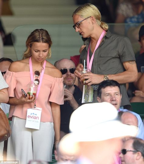 Emma Louise Connolly.. Topshop structured bardot top.. just add white trousers or skinnies.. #wimbledon Emma Louise Connolly, Bardot Top, Celebrity Fashion Trends, White Trousers, Wimbledon, Celebrity Outfits, His Eyes, Celebrity Style, Topshop