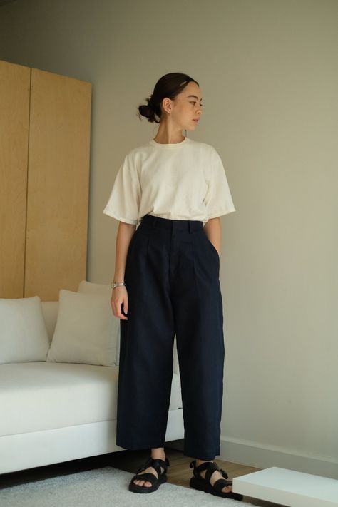 Architects Outfit Female, Best Trousers For Short Women, Women Japanese Fashion, High Waist Pleated Pants, Nerdcore Outfit, Uniqlo Pants Women, White Knit Vest Outfit, Japandi Clothing, Japandi Outfits