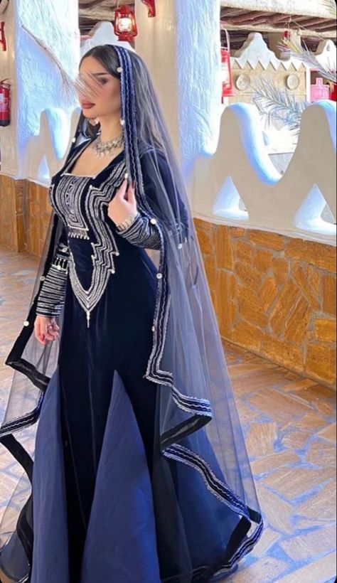 Saudi Traditional, Arabic Outfit, Arab Dresses, Algerian Dress, Funny Family Photos, Arabic Clothing, Afghani Clothes, Arabian Dress, Arabic Dress