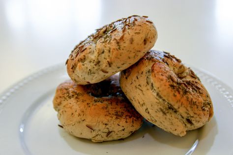 These Dill Rye Bagels Are The Perfect Thing to Try During Social Distancing Rye Bagel Recipe, Rye Bagels, Bagel Company, Cream Cheese Smoked Salmon, Cream Cheese Smoked, Salmon Capers, Herb Cream Cheese, Bagel Recipe Easy, Bagel Toppings