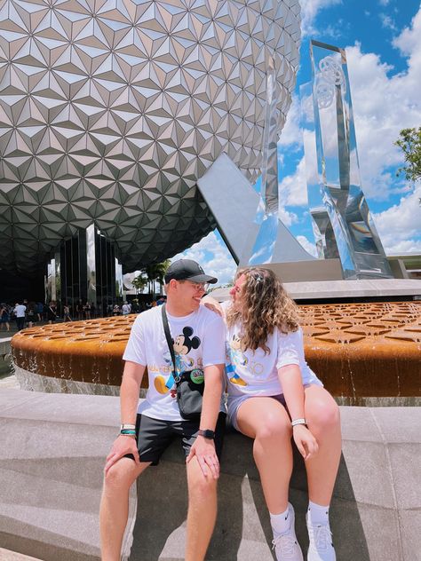 Couple Outfits Disney World, Epcot Couple Pictures, Disney World Pictures Ideas Couple, Disney World Couple Pictures, Disney Couple Pictures, Outfit Pareja, Disney World Pictures Ideas, Disney World Honeymoon, Disney Outfit Inspo