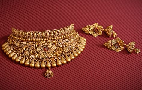 Indian Bridal Choker Necklace Set, Antique Sets Gold, Gold Neck Piece Jewellery, Gold Jewellery For Wedding, Choker Set Gold Jewellery Designs, Gold Sets Jewelry Indian Design Simple, Necleses Jewelry Gold Indian, Wedding Gold Jewellery Indian, Gold Jwellery Design Indian Jewelry