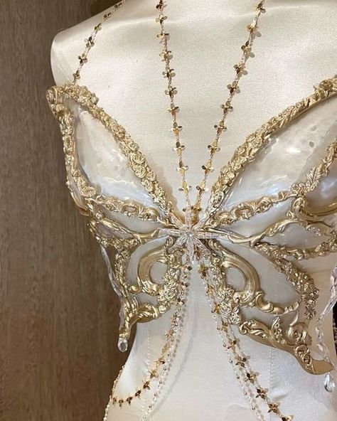 Corset Butterfly, Beaded Top Outfit, Beaded Bra, Diy Corset, Bead Bra, Fantasy Party, White Goth, Prom Inspiration, Festival Outfits Rave