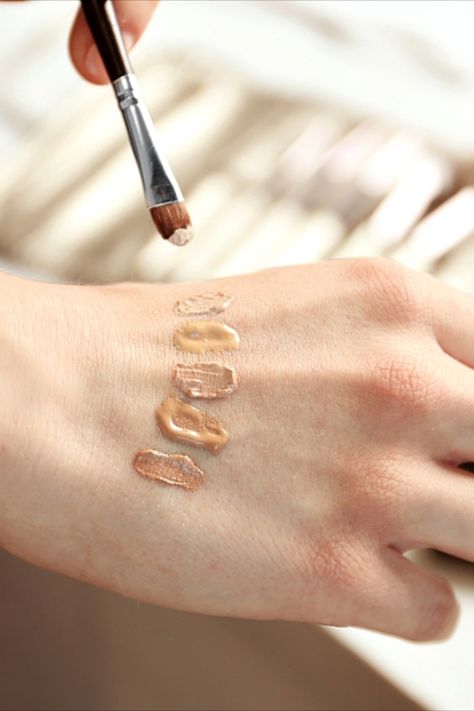 Foundation Hacks, Foundation Photography, Tone Makeup, Skin Tone Makeup, Creative Photography Projects, Beautiful Glowing Skin, Foundation Tips, Apply Foundation, Minimalist Makeup