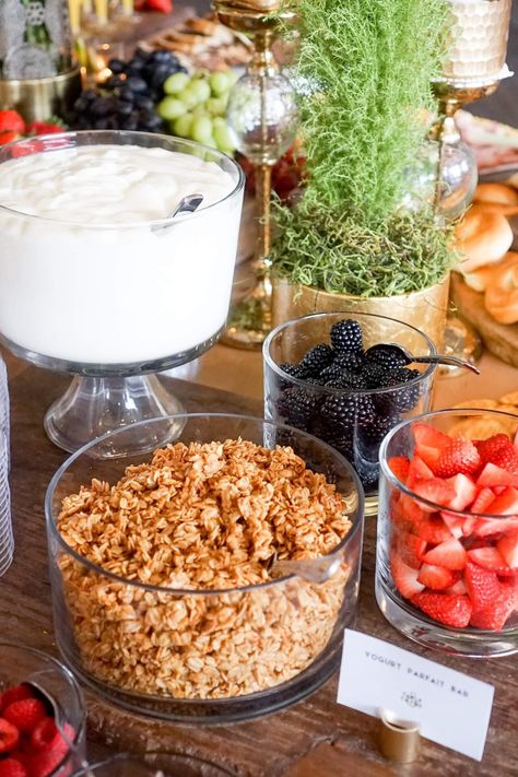 Bridal Party Brunch Food, Brunch Parfait Bar, Bridal Shower Parfait Bar, Simple Brunch Set Up, Make Your Own Parfait Bar, Brunch Yogurt Bar, Wedding Shower Brunch Ideas Food, Bridal Shower Breakfast Bar, Yogurt Parfet Bar