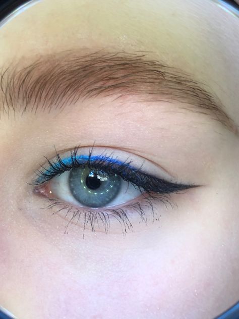 Simple Blue Eyeliner Makeup, Gray Eyeliner Blue Eyes, Blue Eyeliner Looks Simple, Minimal Blue Eye Makeup, Blue Eyeliner For Brown Eyes, Blue Waterline Eyeliner, Blue And Black Eye Makeup, Blue And Black Eyeliner, Blue Liner Makeup