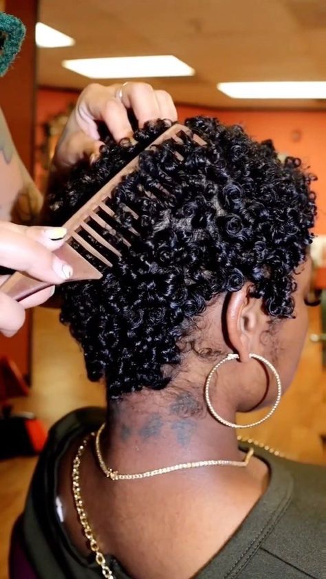 Coiling Natural Hair, Cabello Afro Natural, Short Natural Curly Hair, Tapered Natural Hair, Natural Hair Cuts, Natural Hair Stylists, Natural Hair Short Cuts, How To Curl Short Hair, Heat Styling