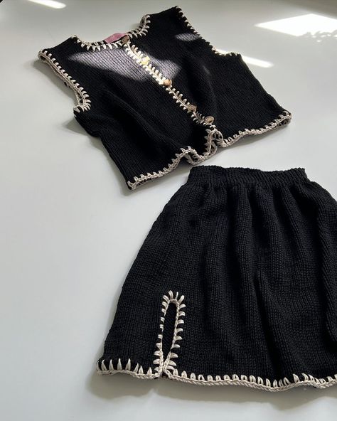 BLACK & BEIGE ♟️ | Instagram Yarn Hobbies, Beige Instagram, Holly Hobby, Crochet Skirt Pattern, Knitwear Inspiration, Knit Projects, Mode Crochet, Knitting Paterns, Crochet Gift