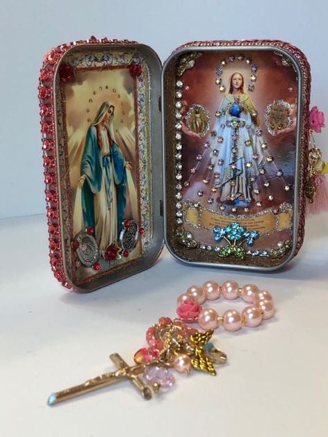 Virgin Mary Shrine, Shrine Ideas, Pocket Shrine, Rosary Boxes, Shrines Art, Matchbox Crafts, Catholic Altar, Mini Altar, Catholic Decor